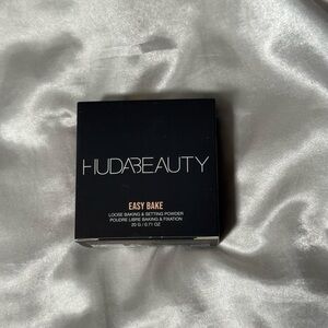 HUDA beauty easy bake shade pound cake setting powder